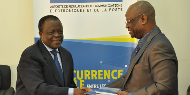 Echanges de documents entre Monsieur Claude GBAGUIDI (à droite) Président de l'ARE et son collègue de l'Autorité des communications électroniques.