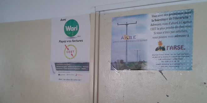 A droite, sur l'image, une affiche de l'ARSE apposée dans les locaux de l'agence CEET-Akossombo à Lomé