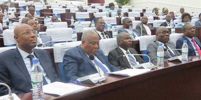 Le Commissaire du Gouvernement entouré des hauts cadres du ministère de l'énergie lors des travaux au parlement.